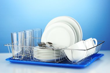 mavi arka plan üzerinde durmak üstünde temiz yemekler