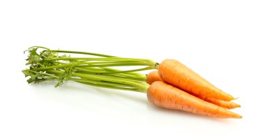 Beyaz üzerinde taze havuçlar.