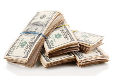 yüz dolarlık banknotlar yakın çekim üzerinde beyaz izole yığınları