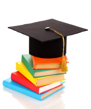 grad şapka ile üzerine beyaz izole kitap