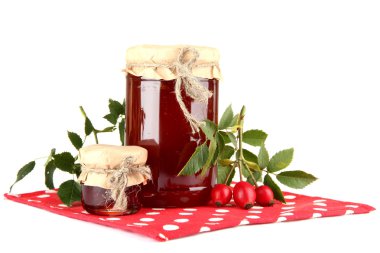 kavanoz hip gül reçeli ve üzerinde beyaz izole olgun çilek ile