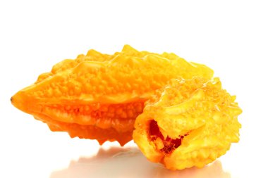 Olgun momordica meyveler, üzerinde beyaz izole