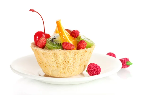 Pastel dulce con frutas en plato aislado en blanco — Foto de Stock
