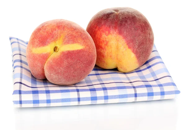 Rijpe perziken op servet geïsoleerd op wit — Stockfoto