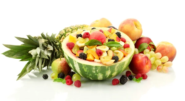 Свежие фрукты салат в арбузе, фрукты и ягоды, изолированные на белом — стоковое фото
