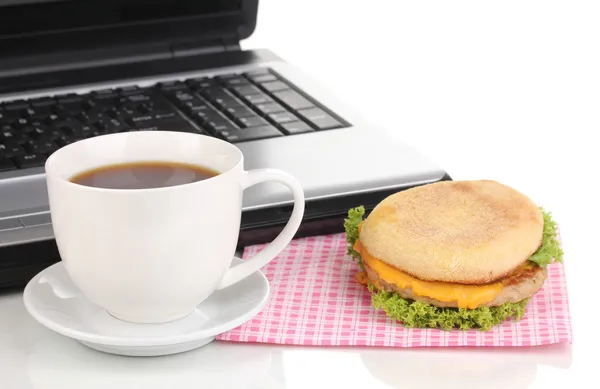 Essen am Arbeitsplatz in der Nähe des Laptops — Stockfoto