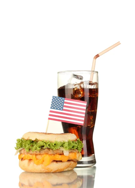 Amerikan bayrağı ve kola, üzerinde beyaz izole lezzetli sandviç — Stok fotoğraf