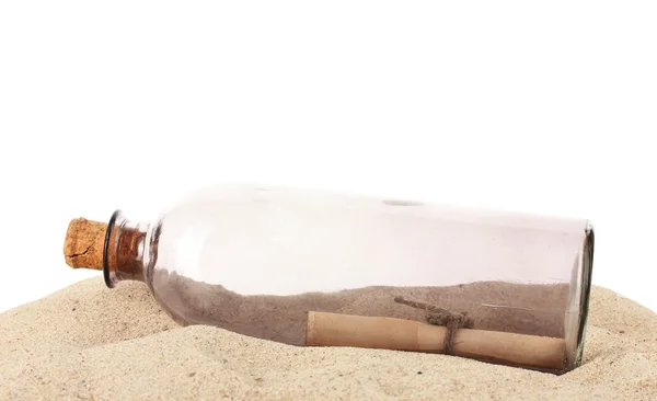 Glasflasche mit Zettel innen auf Sand isoliert auf weiß — Stockfoto