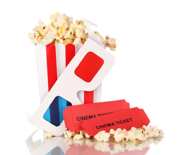 Popcorn mit Gläsern und Tickets isoliert auf weiß — Stockfoto