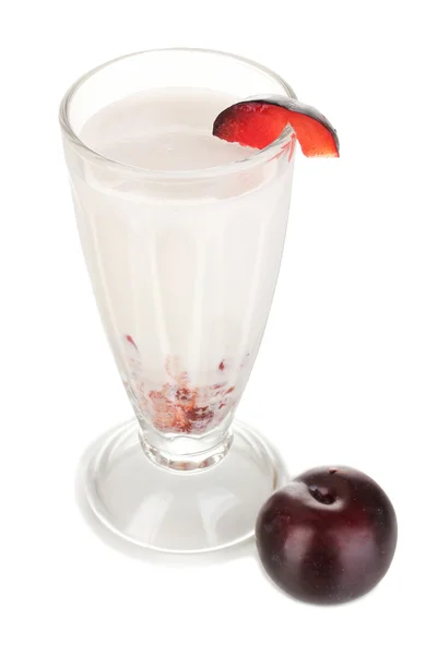 Delicioso batido de leche con fruta aislada en blanco —  Fotos de Stock
