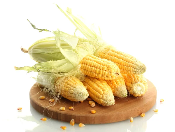 Fresh corn on wooden cutting board, isolated on white — Stock Photo, Image