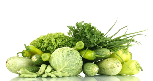 Verduras verdes frescas aisladas en blanco — Foto de Stock