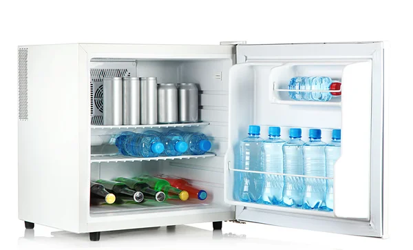 Мини-холодильник полный бутылок и банок с различными напитками изолированы на белом — стоковое фото