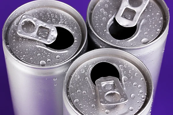 Aluminium blikjes met water druppels op paarse achtergrond — Stockfoto
