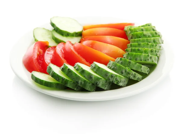Slised warzyw na talerzu, na białym tle — Zdjęcie stockowe