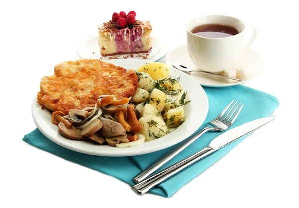 Gebratenes Hühnerschnitzel mit gekochten Kartoffeln und Gemüse, Tasse Tee und d — Stockfoto