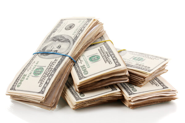 Стопки банкнот по сто долларов крупным планом, изолированные на белом
