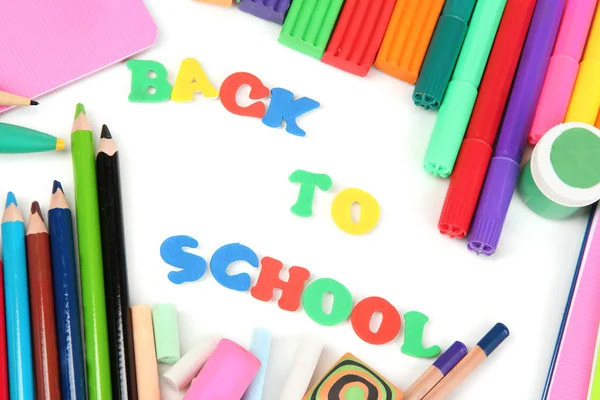 Słowa "Powrót do szkoły" składa się z liter z różnych przyborów szkolnych — Zdjęcie stockowe
