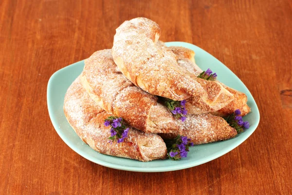 Färska bagels i plattan på trä bakgrund närbild — Stockfoto