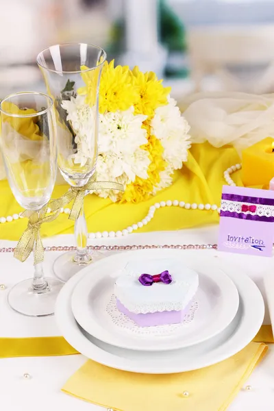 Sirviendo fabulosa mesa de bodas en color púrpura y amarillo del restaurante —  Fotos de Stock