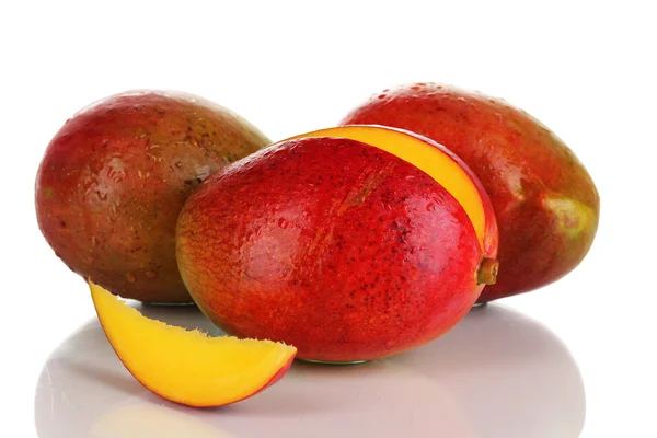 Mango apetecible maduro aislado en blanco — Foto de Stock