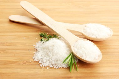 taze biberiye ve kekik ahşap zemin üzerine kaşık tuz