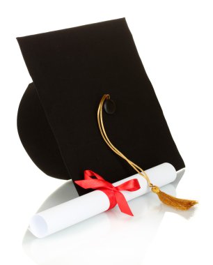 grad şapka ve beyaz izole diploma