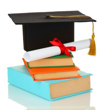 Grad hoed en diploma met boeken geïsoleerd op wit