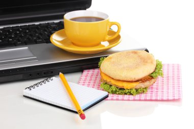 iş yerinde laptop yanında, yemek