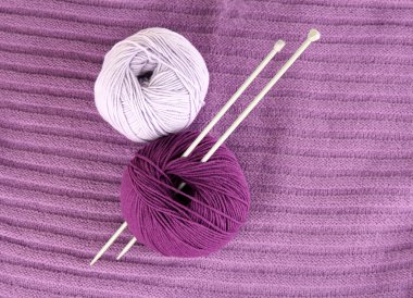 Mor kazak ve yün yakın çekim bir top