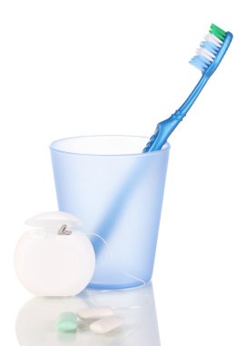 diş fırçası, sakız çiğneme ve diş ipi üzerine beyaz izole