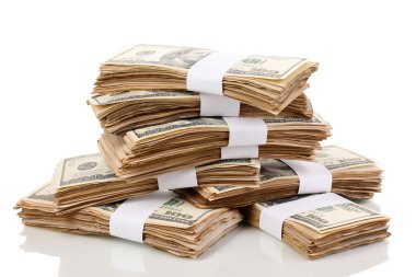 yüz dolarlık banknotlar yakın çekim üzerinde beyaz izole yığınları