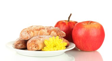 Elmalı üzerinde beyaz izole taze simit