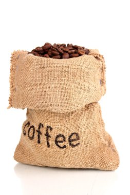 Kahve çekirdekleri beyaz torbaya izole edilmiş.
