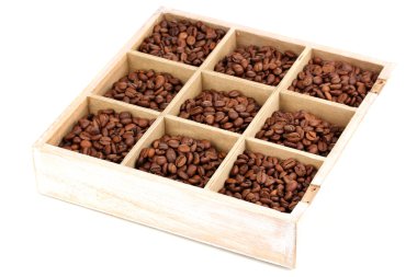 kahve çekirdekleri üzerine beyaz izole ahşap kutu içinde
