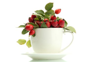 Olgun kalça gül yaprakları üzerinde beyaz izole Kupası ile