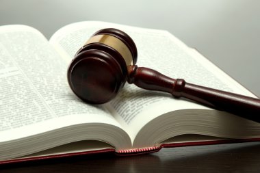 tahta tokmak ve gri arka plan üzerinde ahşap masa kitap