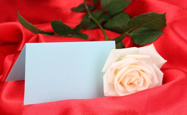 Όμορφο τριαντάφυλλο σε κόκκινο ύφασμα — Φωτογραφία Αρχείου