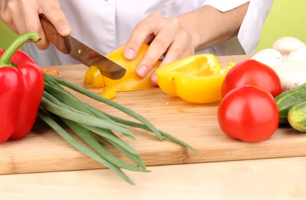 Picar ingredientes alimentarios — Foto de Stock