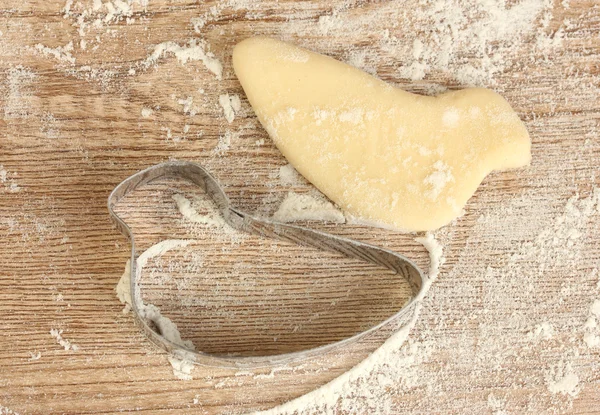 上一个木制表特写镜头的生饼干的面团切刀 — 图库照片