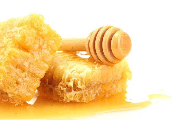 Nids d'abeilles dorés et bruyère en bois avec miel isolé sur blanc — Photo