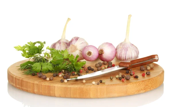 Cebolla joven y ajo con vegetación fresca en una tabla de cortar aislada en w — Foto de Stock