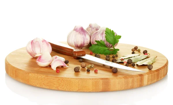 Young garlic on cutting board with greenery, pepper and knife isolated on w — Stock Photo, Image