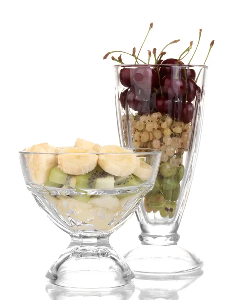 混合的水果和浆果在眼镜上白色隔离 — 图库照片