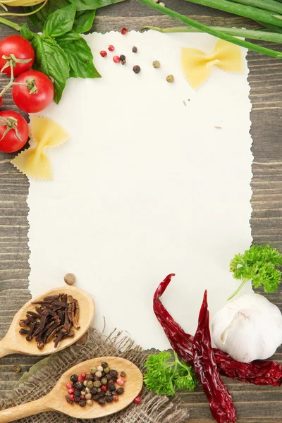 Papel para recetas vegetales, y especias en mesa de madera — Foto de Stock