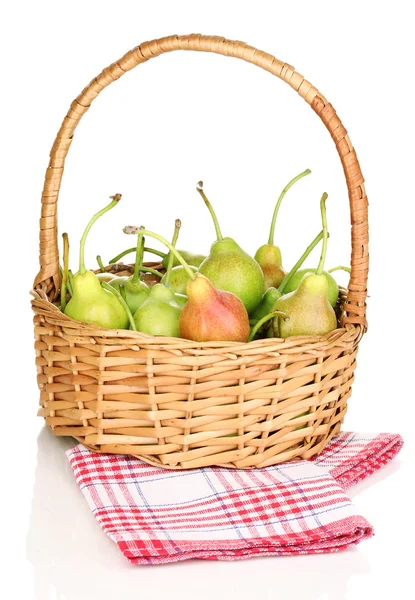 Poires mûres dans le panier isolé sur blanc — Photo