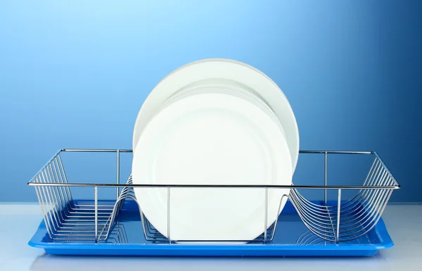Mavi arka plan üzerinde durmak üstünde temiz yemekler — Stok fotoğraf