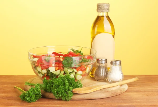 Frischer Salat und Öl auf grünem Hintergrund — Stockfoto