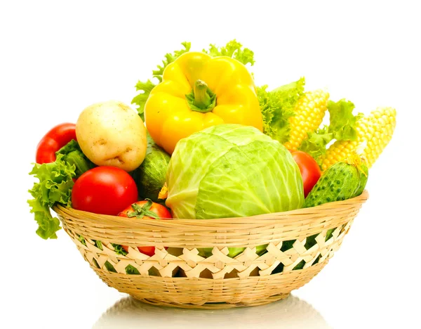 Verduras frescas en cesta aisladas sobre blanco —  Fotos de Stock