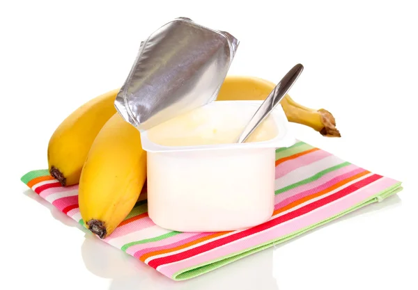 Yoghurt med banan isolerad på vit — Stockfoto